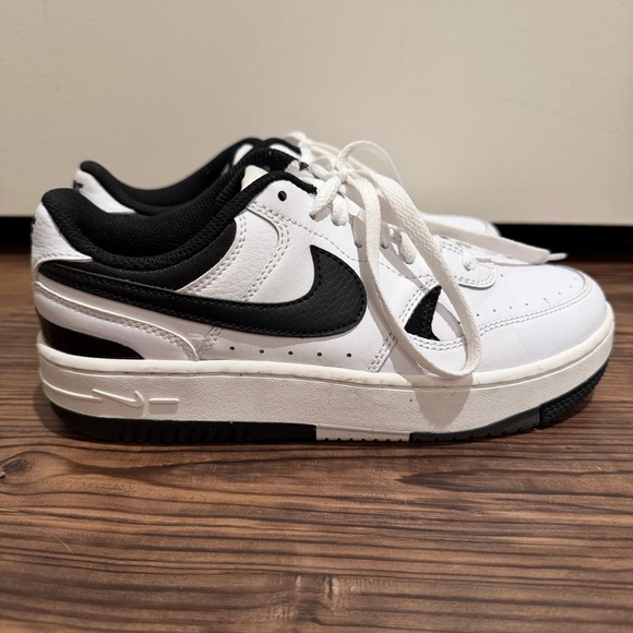 Nike Gamma Force Women’s Black & White Sneakers - Picture 3 of 7